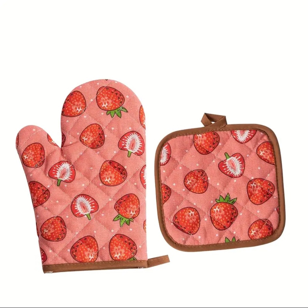 Strawberry Print Oven Mittens and Pot Holder Set 2 Pieces - Picture 2 of 3